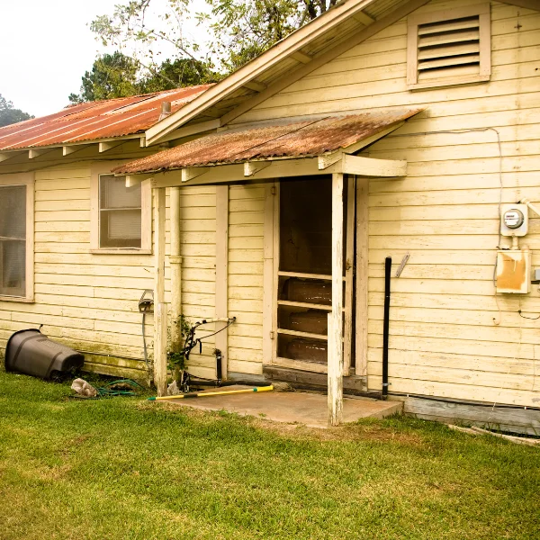 An image showing owners of older homes concerned about foundation issues in San Antonio and Austin.